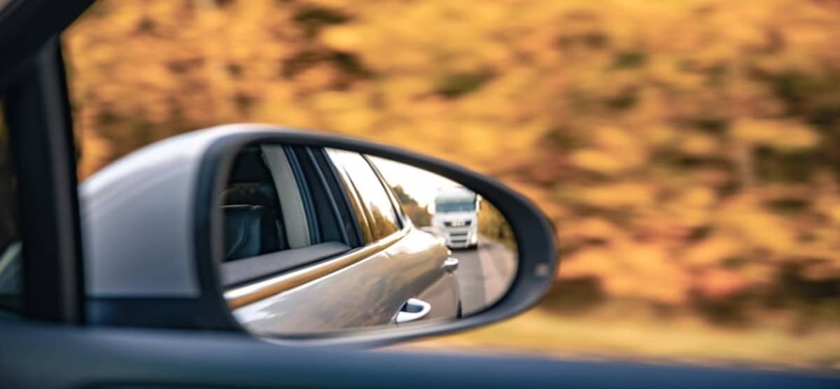 Choosing the Right Side Mirror Repair Service: A Comparison Guide